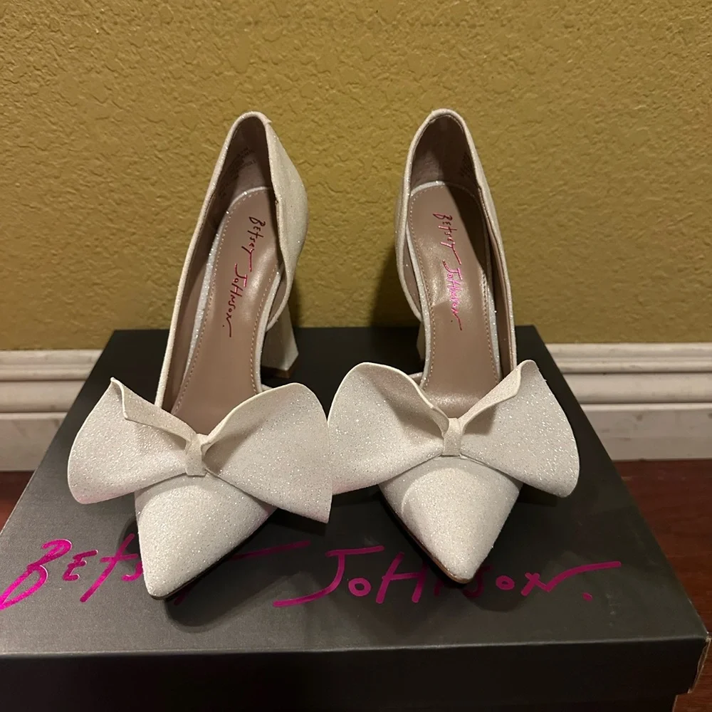 Betsey Johnson Women’s Nobble Ivory Off White Heel Shoes multiple size available - Picture 1 of 11